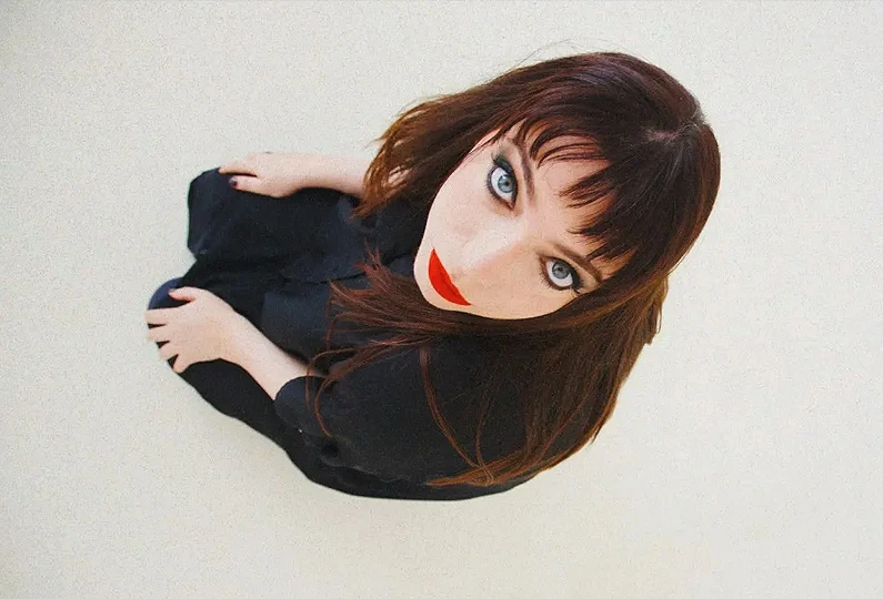 Lisa Cerati looking at the camera.